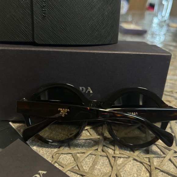 Prada sunglasses NEW - Picture 4 of 4